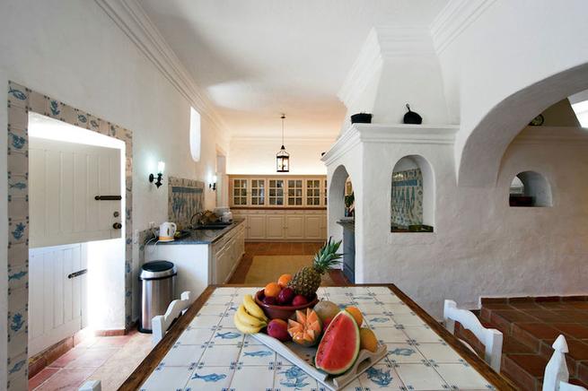 кухня в средиземноморском стиле с порталом, обложенным плиткой