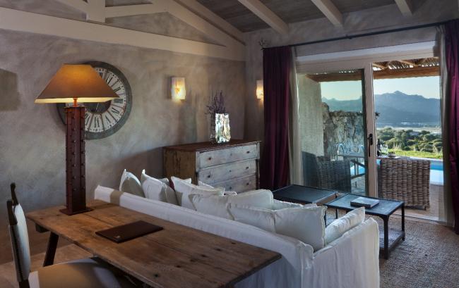 гостиная в средиземноморском стиле с гладкими оштукатуренными стенами и белыми потолочными балками