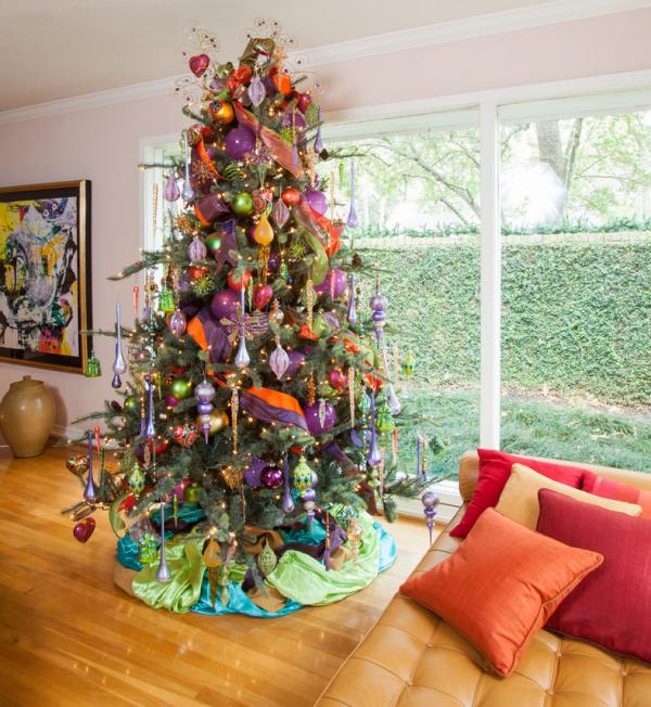 как украсить дом к Новому Году - елка с фиолетовыми, оранжевыми и зелеными игрушками