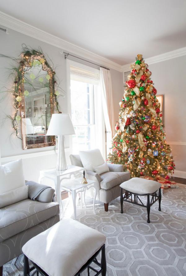 как украсить дом к Новому Году - нарядная елка в белой гостиной 