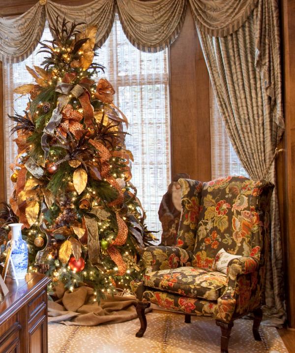  как украсить дом к Новому Году - елка под цвет штор и обивки кресла