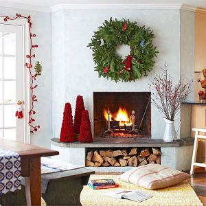  украшаем дом с помощью рождественского венка и елок красного цвета 