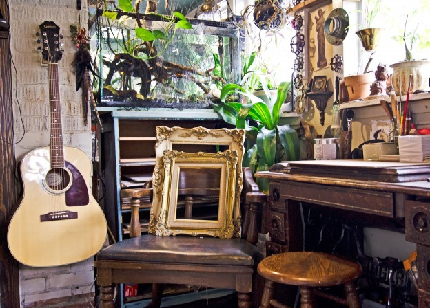 Индивидуальный интерьер комнаты, гитара и рамки.