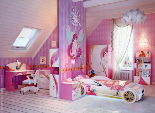 розовые обои в спальне девочки в мансарде