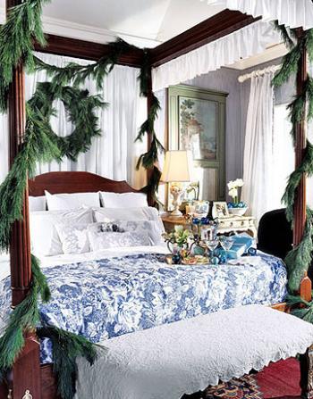 рождественский декор в спальне - гирлянды у кровати