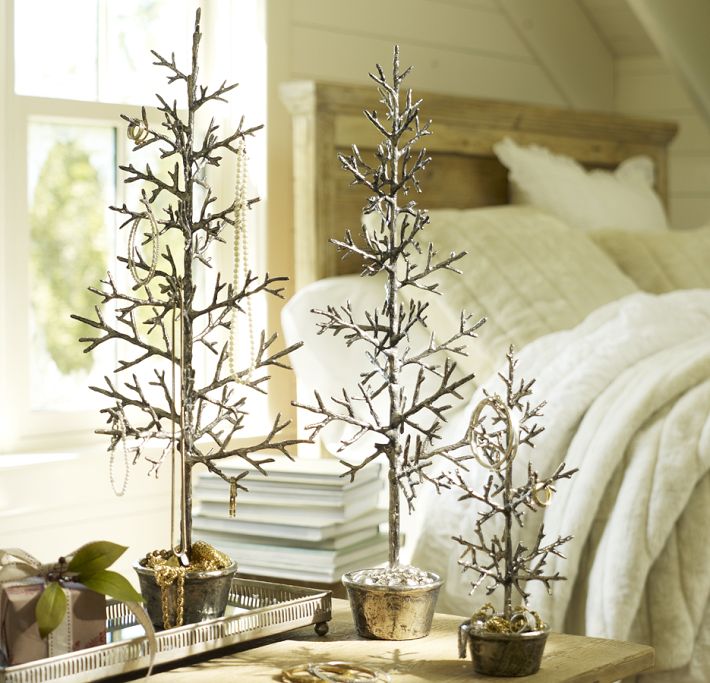 новогодний декор спальни - серебряные деревца