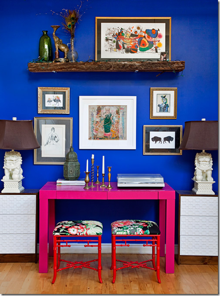 гламурный интерьер стол цвета фуксии на фоне синей стены