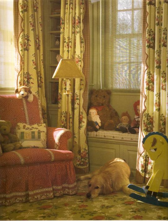 Диванчик у окна в викторианской детской