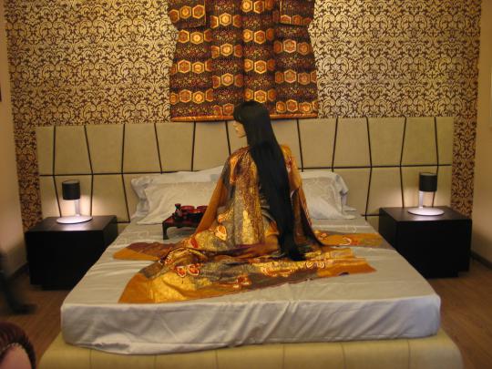 женское кимоно в интерьере над изголовьем кровати