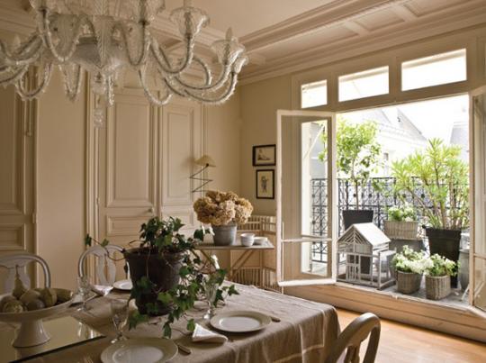 гостиная с французским балконом с цветами и растениями в горшках