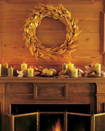 осенний декор венок из сухих колосьев и листьев и свечи