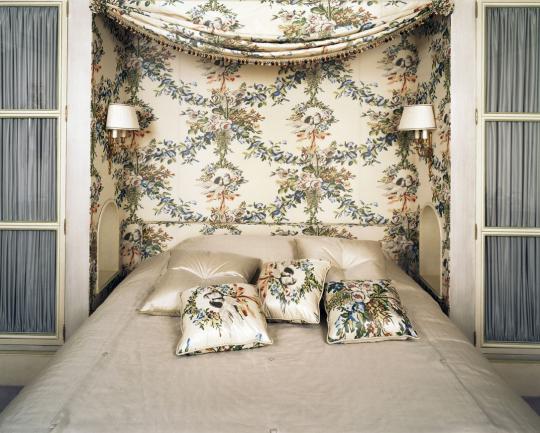 Декоративная ткань на стене за кроватью и подушках